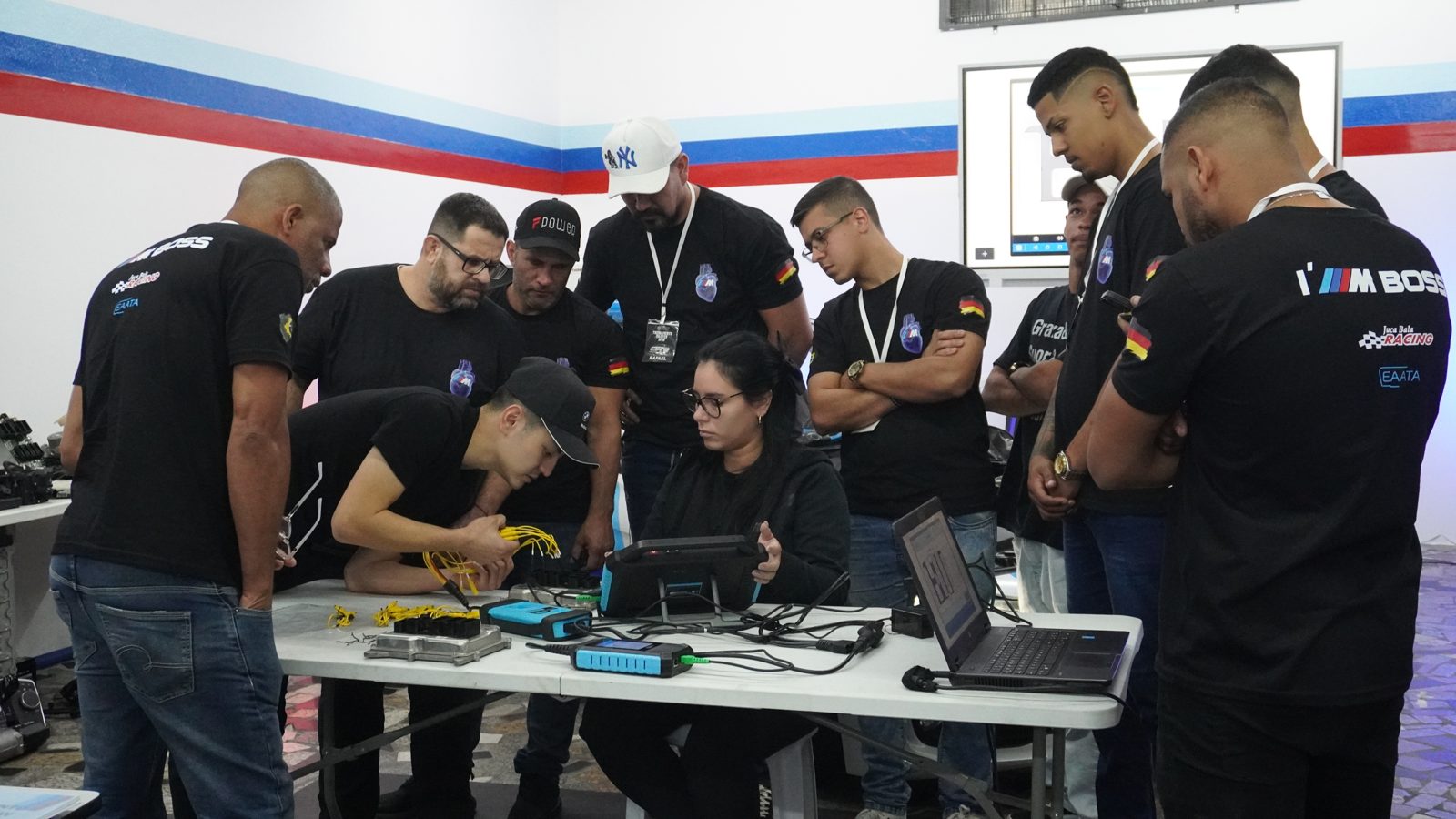 Alunos em bancada de módulos eletrônicos